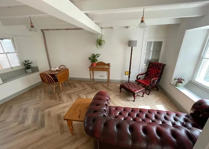 Peaceful Period Cottage In Central Location
