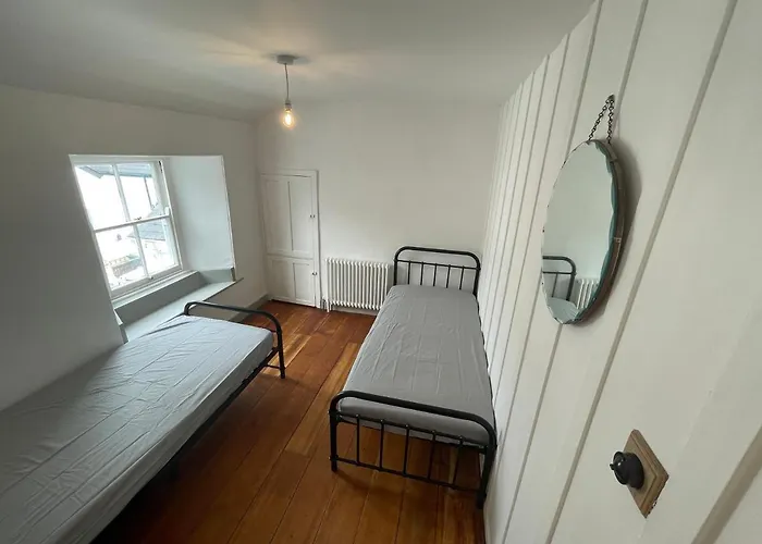 Peaceful Period Cottage In Central Location