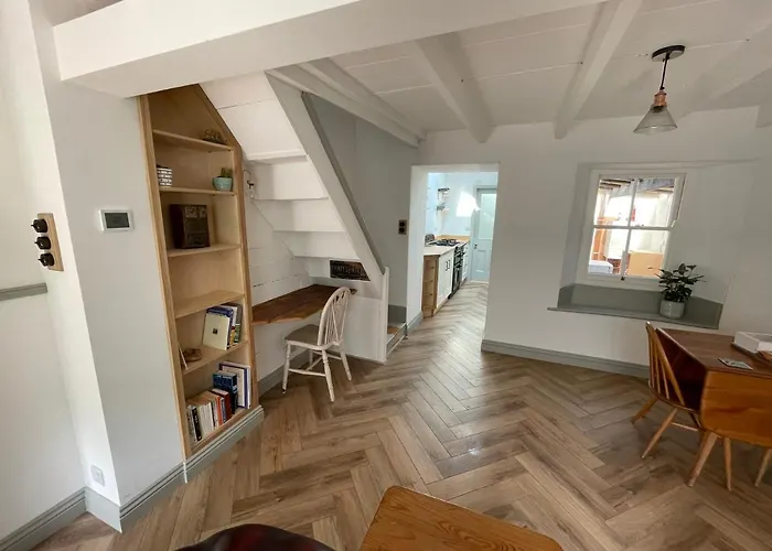 Peaceful Period Cottage In Central Location